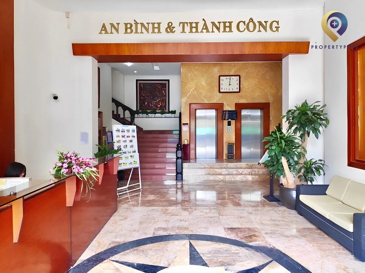 Sảnh tầng trệt tòa nhà TDL Building với quầy lễ tân và không gian tiếp khách.